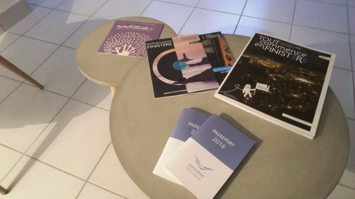 FabienneGarin's tweet photo. Le #magazine #anniversaire de la marque "Tout commence en #Finistère" est parfait à l'accueil de mes nvx bureaux ;)
#TCF5ans #quimper #rh https://t.co/8p6eGQFGp9