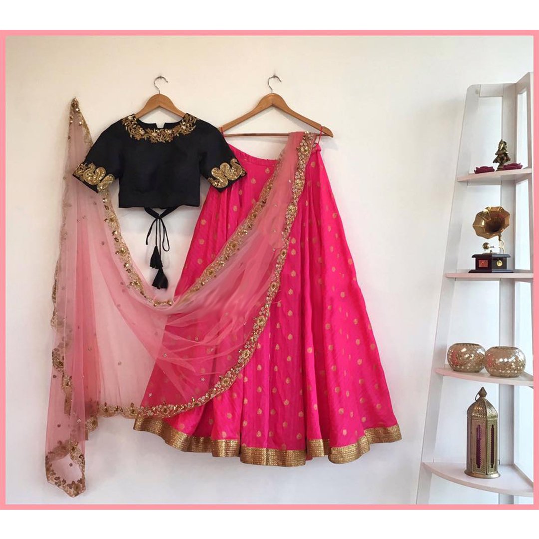 youdesign011's tweet photo. #Lehenga #choli
CODE : PT 378
#Cottonsilk
#Sequins+#zari+#stone
Price : Rs. 14500
☎️ : 8779965613 (whatsapp)
📩 : designer@ninecolours.com https://t.co/383RITS6Sz