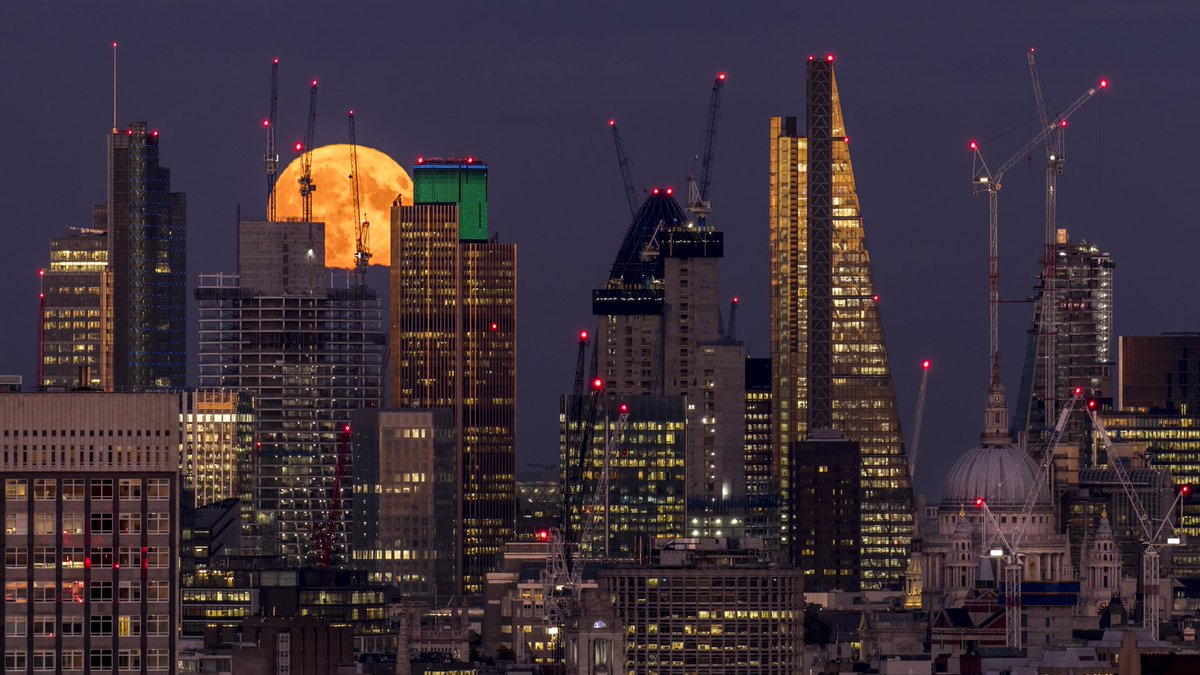 London_Rooftops's tweet photo. Morning London!! Last night's full moon emerging behind the core of 100 Bishopsgate.  @visitlondon https://t.co/eSVI4QiI4b
