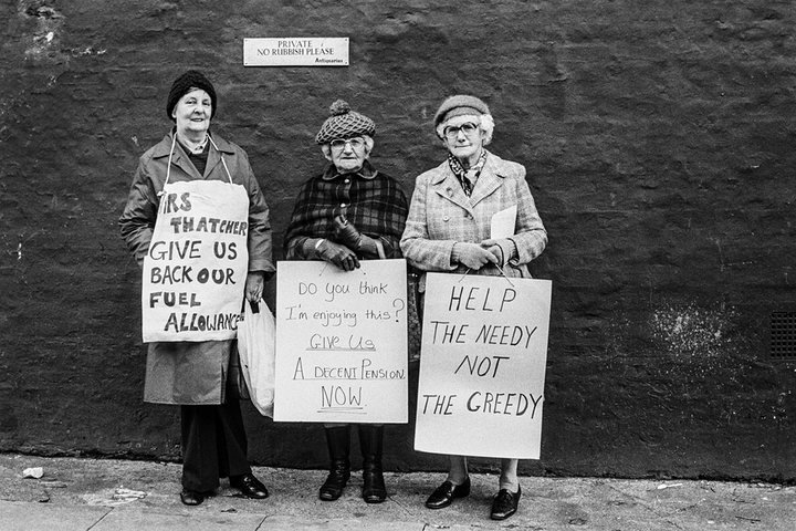 Pensionistas protestando a las puertas  de la casa de Margaret Thatcher, Londres, 1980 por la fotógrafa Jane Bown