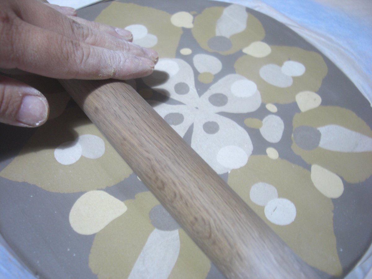 Uzivatel Kakuu Na Twitteru 花空のレシピ 丸皿の作り方 粘土をのばします クッキングシートの上で作業します 市販の丸皿を型に大きめに切ります 色粘土を好きな形に成形して粘土に置きます 粘土をのばします 模様によっては を繰り返します