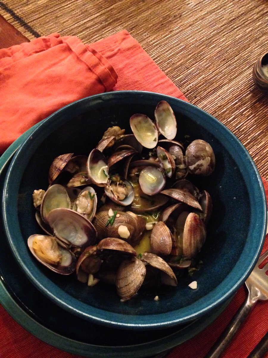HavenBourque's tweet photo. Clams, beautiful clams. Love these #filterfeeders, @SirenSeaSA. #seafood #seafoodweek https://t.co/UvZyf8n3lZ