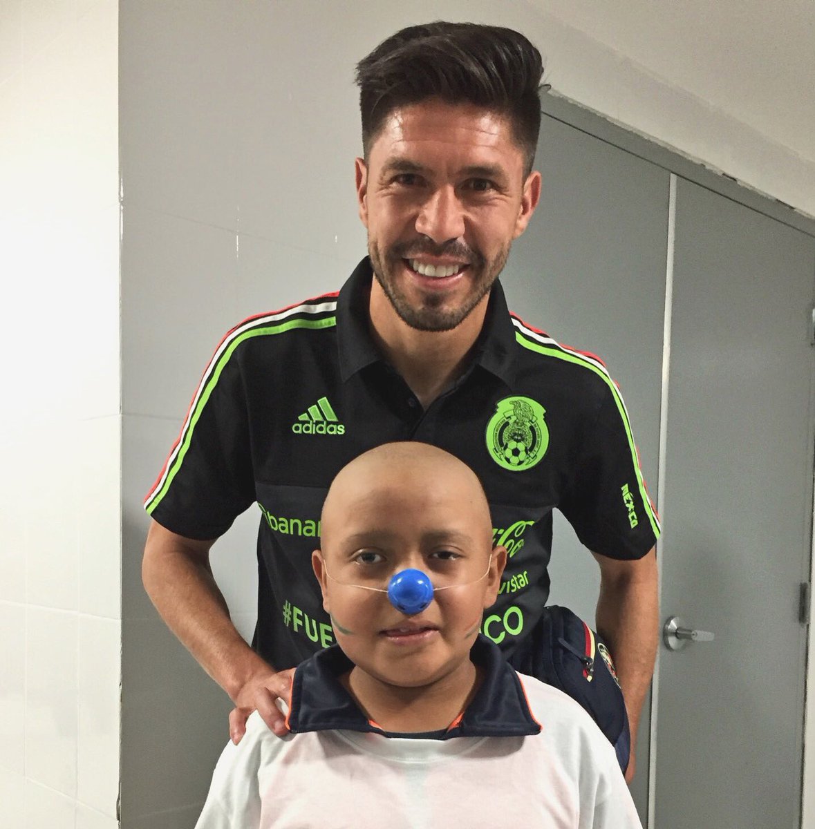 DrSonrisasAC's tweet photo. ¡Gracias @OribePeralta por el cariño a nuestros niños! @miseleccionmx 🇲🇽🔵⚽️ https://t.co/a4NqtMGmOd