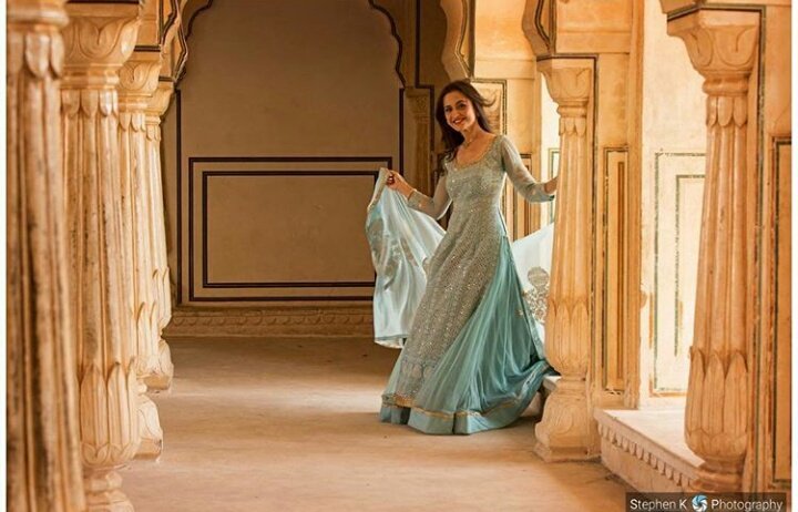 LoveKH_Intezaar's tweet photo. A #Throwback pic of #KaminiMathur frm the song shoot of #UtreNaMahiRang in jaipur ...
@iamsanjeeda 
Missing her??....
#LoveKaHaiIntezaar https://t.co/ziQnWw0TsF