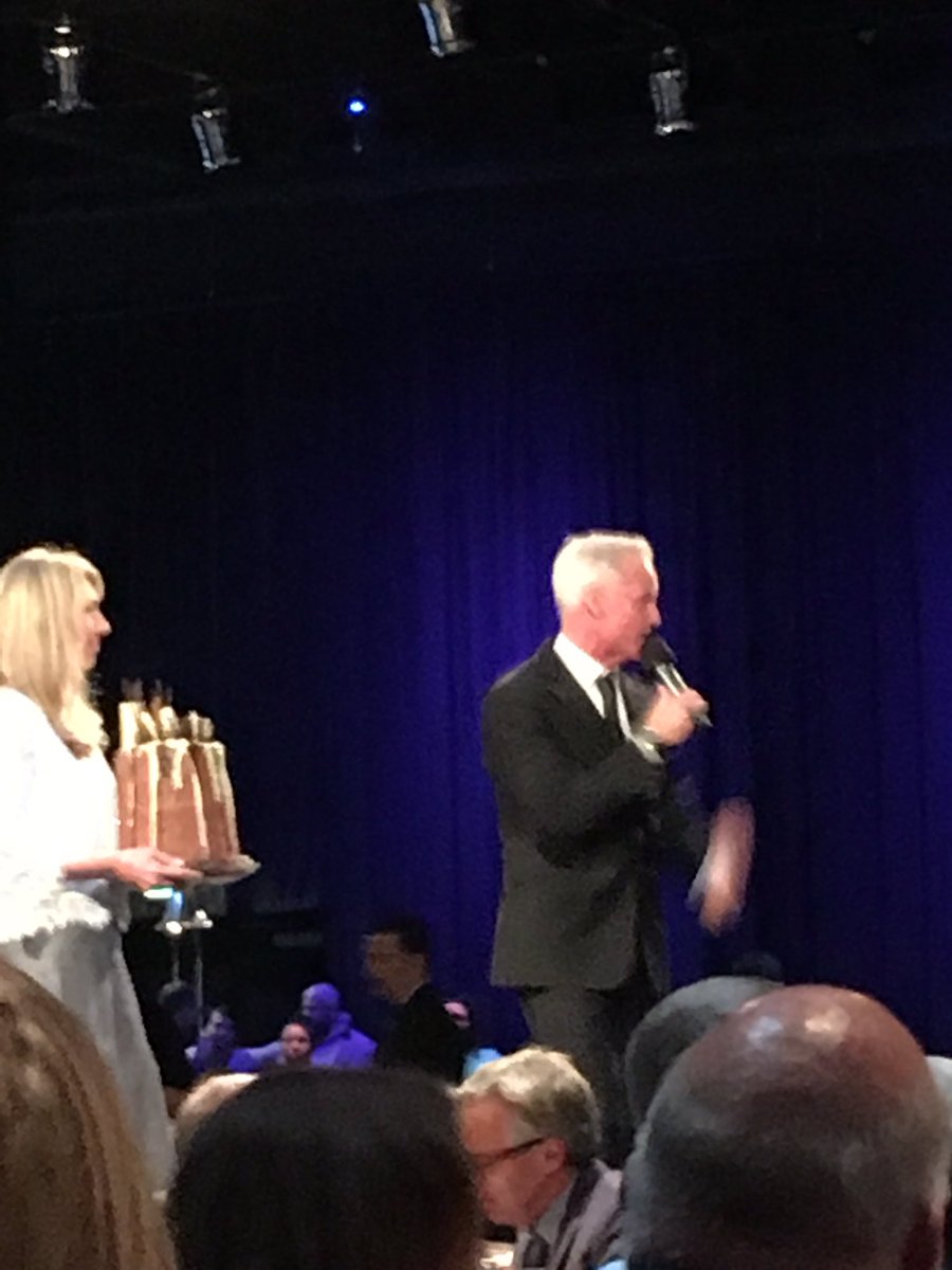khek_teh's tweet photo. John Curley in action raising money for Seattle Union Gospel Mission #SeattleCatalyst https://t.co/IuP5rObci5