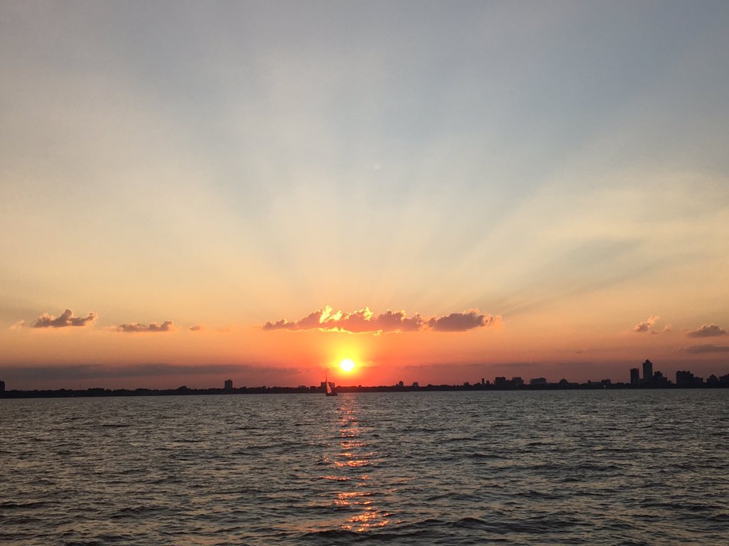 markJperkowski's tweet photo. @martinrobbinsII I call your full moon and raise you one Chicago sunset https://t.co/K8BSy7rDFs