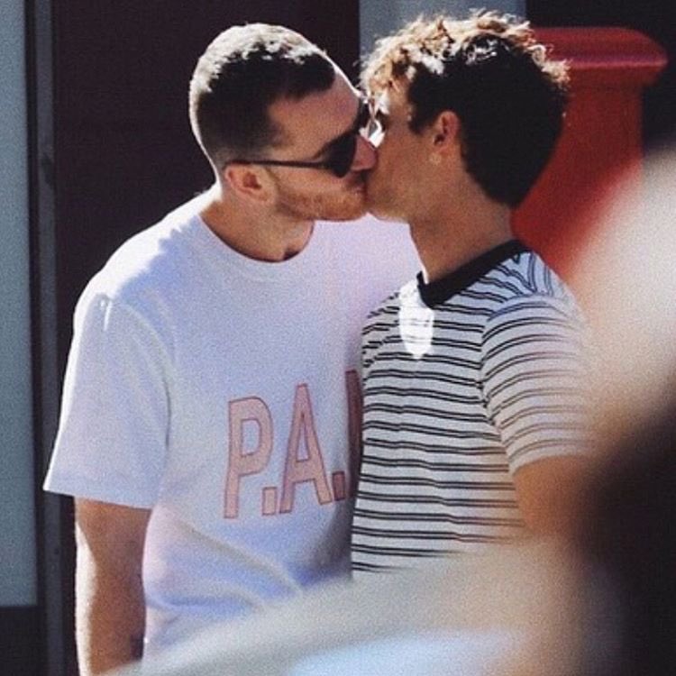 samsmithfeed's tweet photo. DAMMMMNNN 😍 I ship it omg  || @samsmithworld https://t.co/j9sstwGLxd