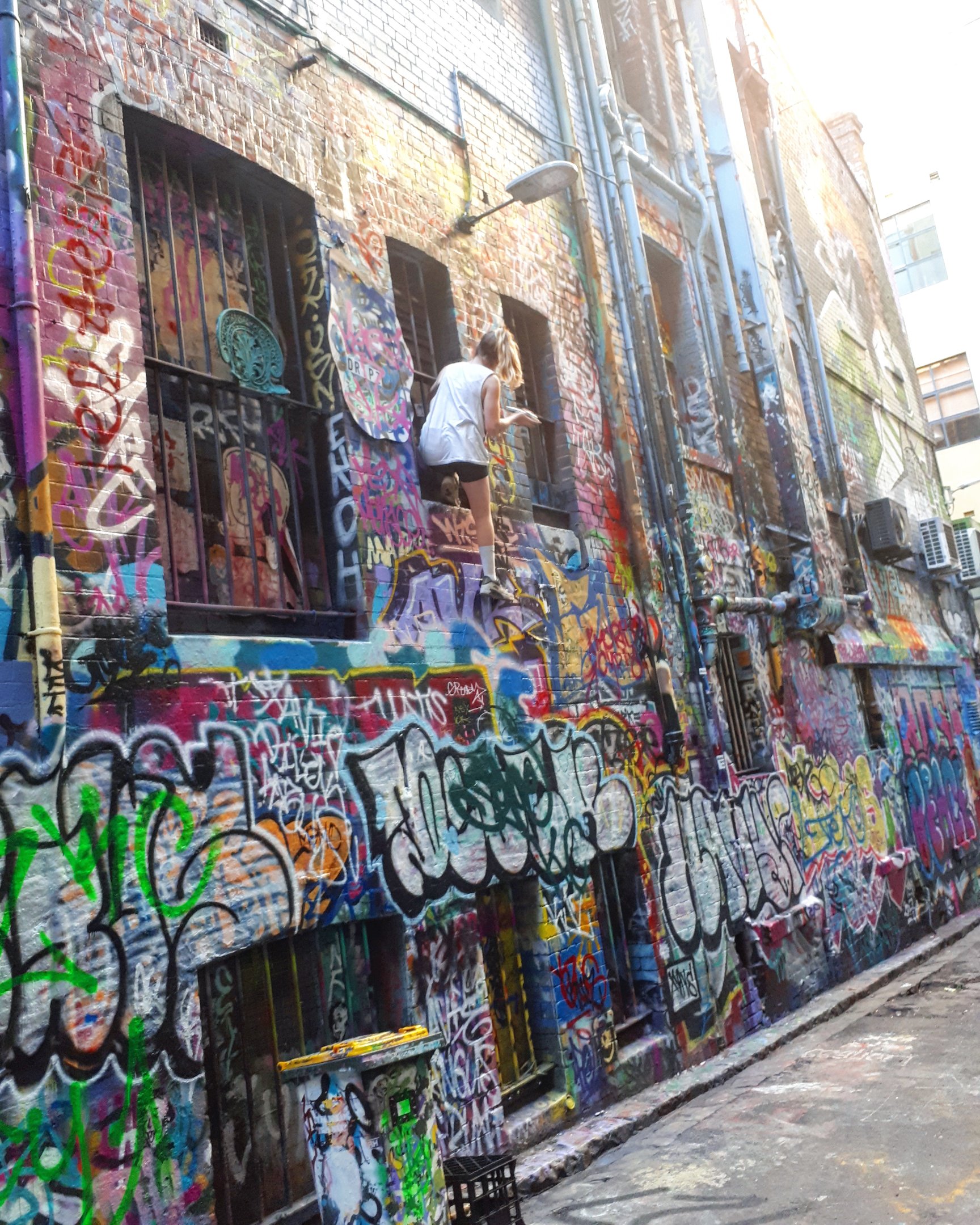 メルボルン旅行個人ガイドyuki 女子 慣れた手つき ひょひょい お絵描き 身軽 Melbourne Travel メルボルン アートボルン アート巡り メルボルンアート ストリートアート アートの街 まさに かっこいい メルボルン観光ガイド メルボルン旅行