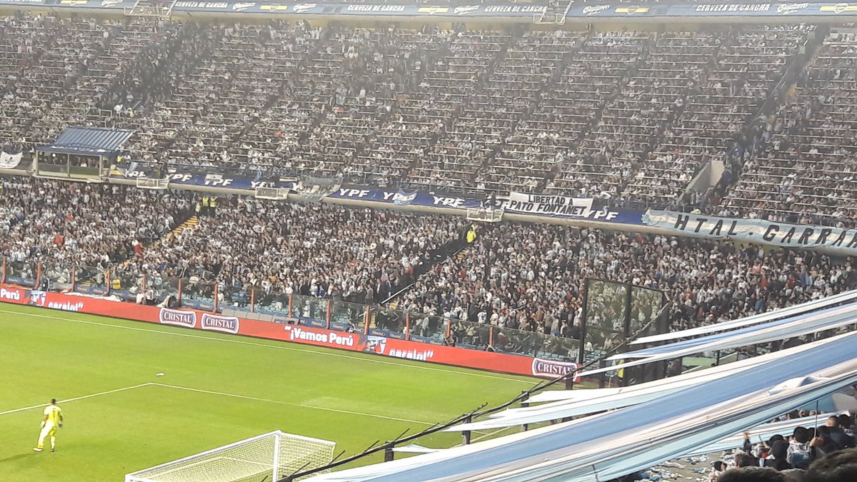 Trapo en La Bombonera. #LibertadAPato <a href="/estefaniamiguel/">Estefania Miguel</a>