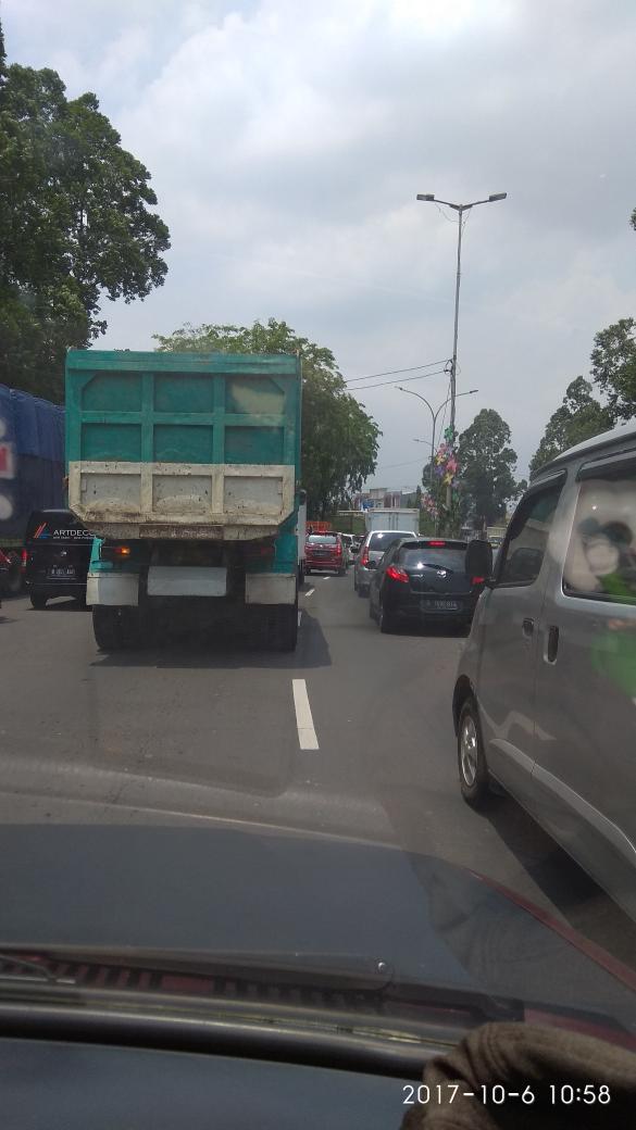 suhardy_m's tweet photo. @TMCPoldaMetro seperti biasa, tangerang ke arah kebon nanas padat merayap, ekor macet sampe kota Ayodhya, jembatan cikokol https://t.co/XOBJvdxINn