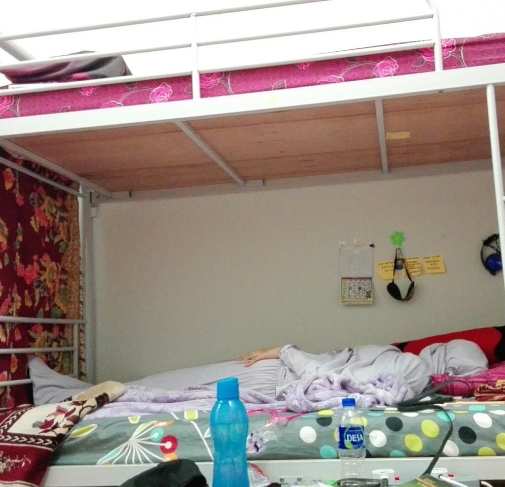 mokayrhighness's tweet photo. Bangun2 tengok roomate tidur dengan telekung macam ni https://t.co/QyZXldRMvH
