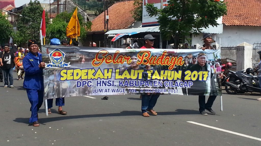 niepoe's tweet photo. Galeri sedekah laut Cilacap 2017 https://t.co/rIWkfzgON1 https://t.co/O0DHk3AVGm