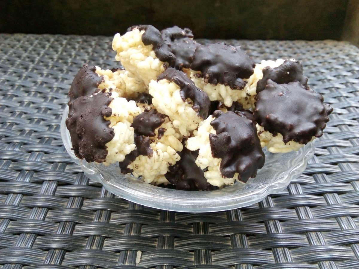 aoemEvo's tweet photo. Traditional snack typical of Nusantara, the sensation of savory and the sweetness of chocolate #miwa #rengginangmini #snackworld #Indonesia https://t.co/4yg2edtocd