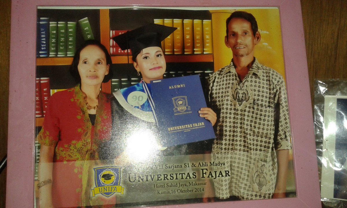chachaisyah91's tweet photo. Mom, Daddy & I :) #Graduation2014 https://t.co/hTSVC1Rz9H