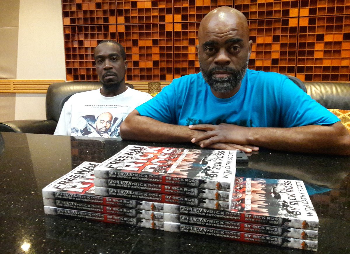 XclusiveEnt_'s tweet photo. The calm before the storm... Ecko & @FreewayRicky makin' sure we push 100k books! #freewayrickrossbooktour #xclusiveent https://t.co/8VpPNB9eqY