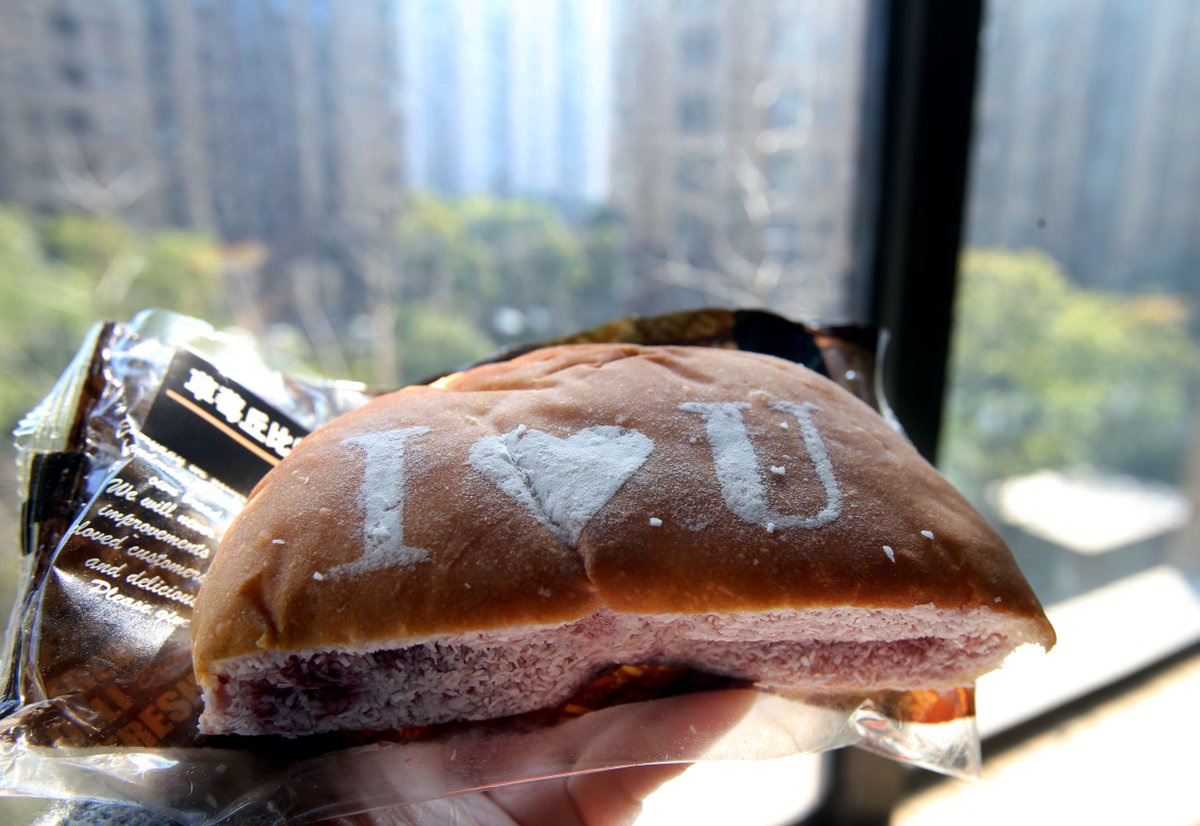 XHNews's tweet photo. U.S. bakery ordered to remove "love" from list of ingredients https://t.co/WGBky80mU5 https://t.co/U9lY9lgPVl