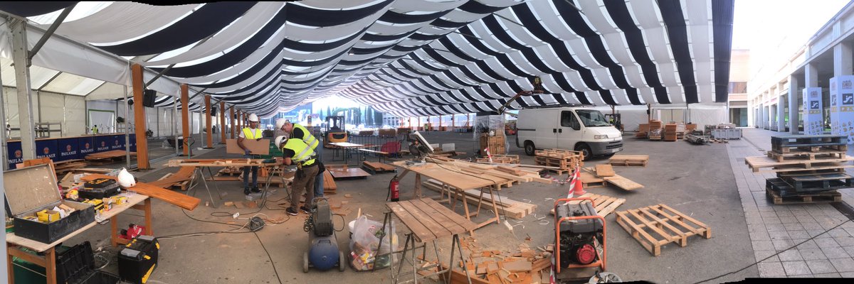 paletsdelujo's tweet photo. Este año @BCNGamesWorld luce una carpa decorada especialmente. #madera @bcncarpas @EventopCarpas #PlayStationBGW #barcelona https://t.co/AyM3L0gtz2
