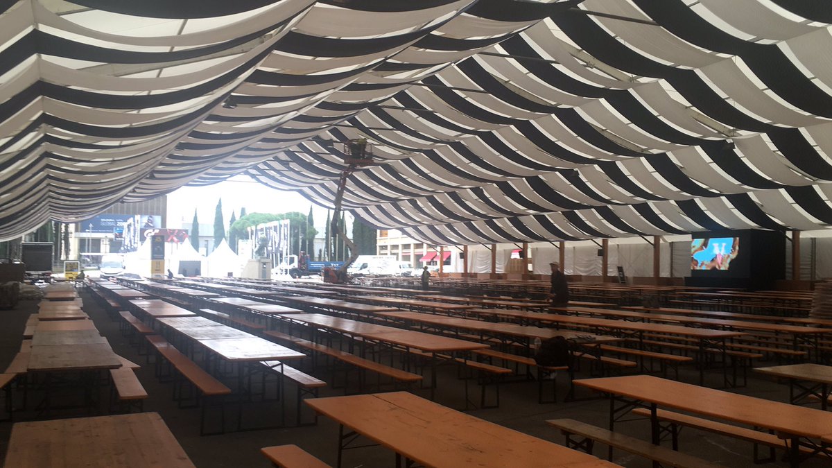 paletsdelujo's tweet photo. Este año @BCNGamesWorld luce una carpa decorada especialmente. #madera @bcncarpas @EventopCarpas #PlayStationBGW #barcelona https://t.co/AyM3L0gtz2