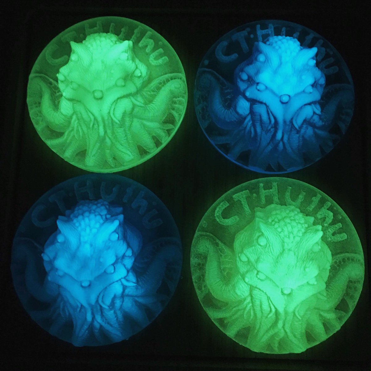 VikinggWu's tweet photo. My Cthulhu relief has finally done casting!
This a luminous version of it!
So beautiful     #Cthulhu #cast #hplovecraft https://t.co/rivSk6Lc69