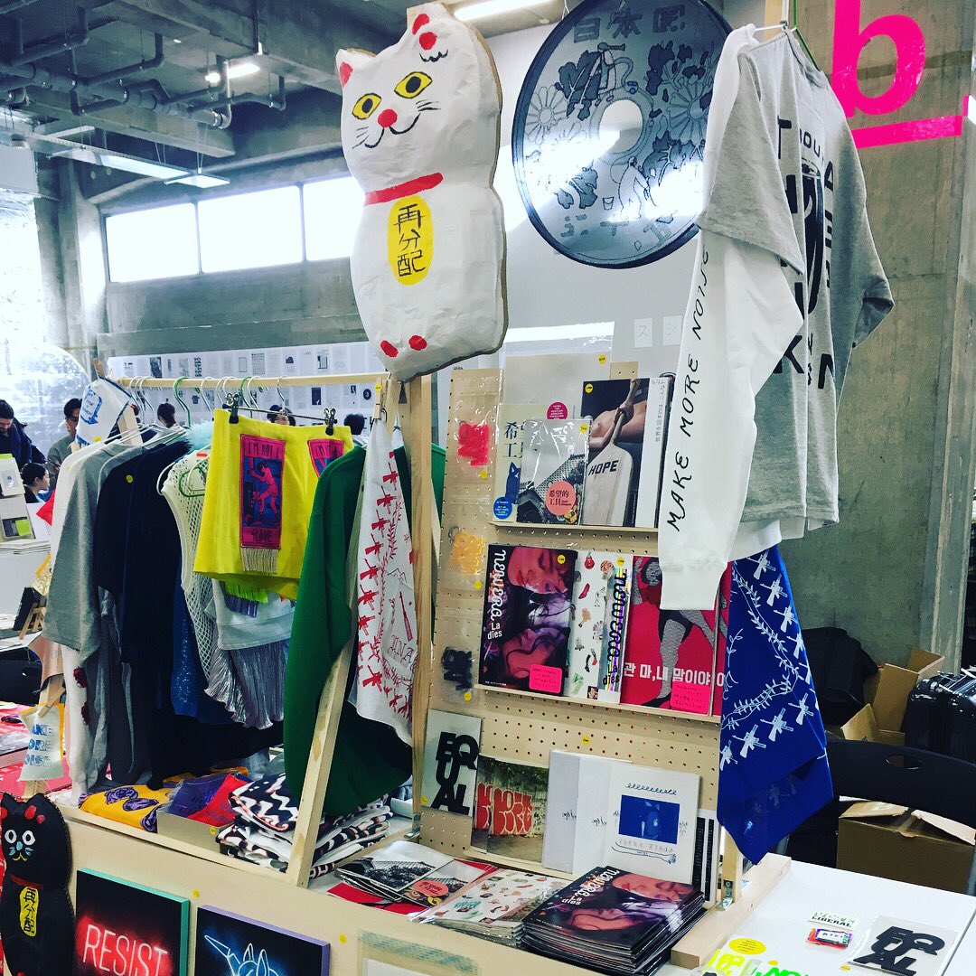 n_mekumi's tweet photo. アートブックフェア今日と明日は12〜20時までとなってます。
ニューエラ2号目は意外にも男性で買って行かれる方も多いです。
#tabf  #cusmos 場所: 寺田倉庫 https://t.co/olcUlBrXJd