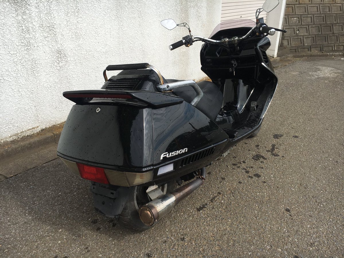 bikeApplecom's tweet photo. #拡散希望 #バイク #原付 #売ります #ビックス #マジェ #フュージョン 

HONDA フュージョン売ります！プラグ、バッテリー、外装新品！キャブOH済み！タイヤ前後バリ山！社外マフラー！セル一発！とても綺麗で調子良好！13万！早い者勝ち！気になったらDMお願いします！ https://t.co/sXtYbpGua6