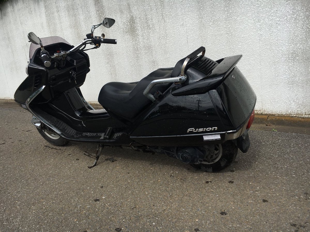 bikeApplecom's tweet photo. #拡散希望 #バイク #原付 #売ります #ビックス #マジェ #フュージョン 

HONDA フュージョン売ります！プラグ、バッテリー、外装新品！キャブOH済み！タイヤ前後バリ山！社外マフラー！セル一発！とても綺麗で調子良好！13万！早い者勝ち！気になったらDMお願いします！ https://t.co/sXtYbpGua6