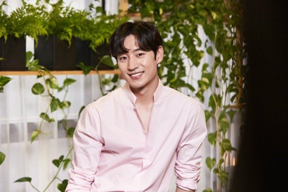 Lee Jae Hoon يقول انه تعلم كيف يجب على الممثل الرئيسي ان يتصرف من خلال