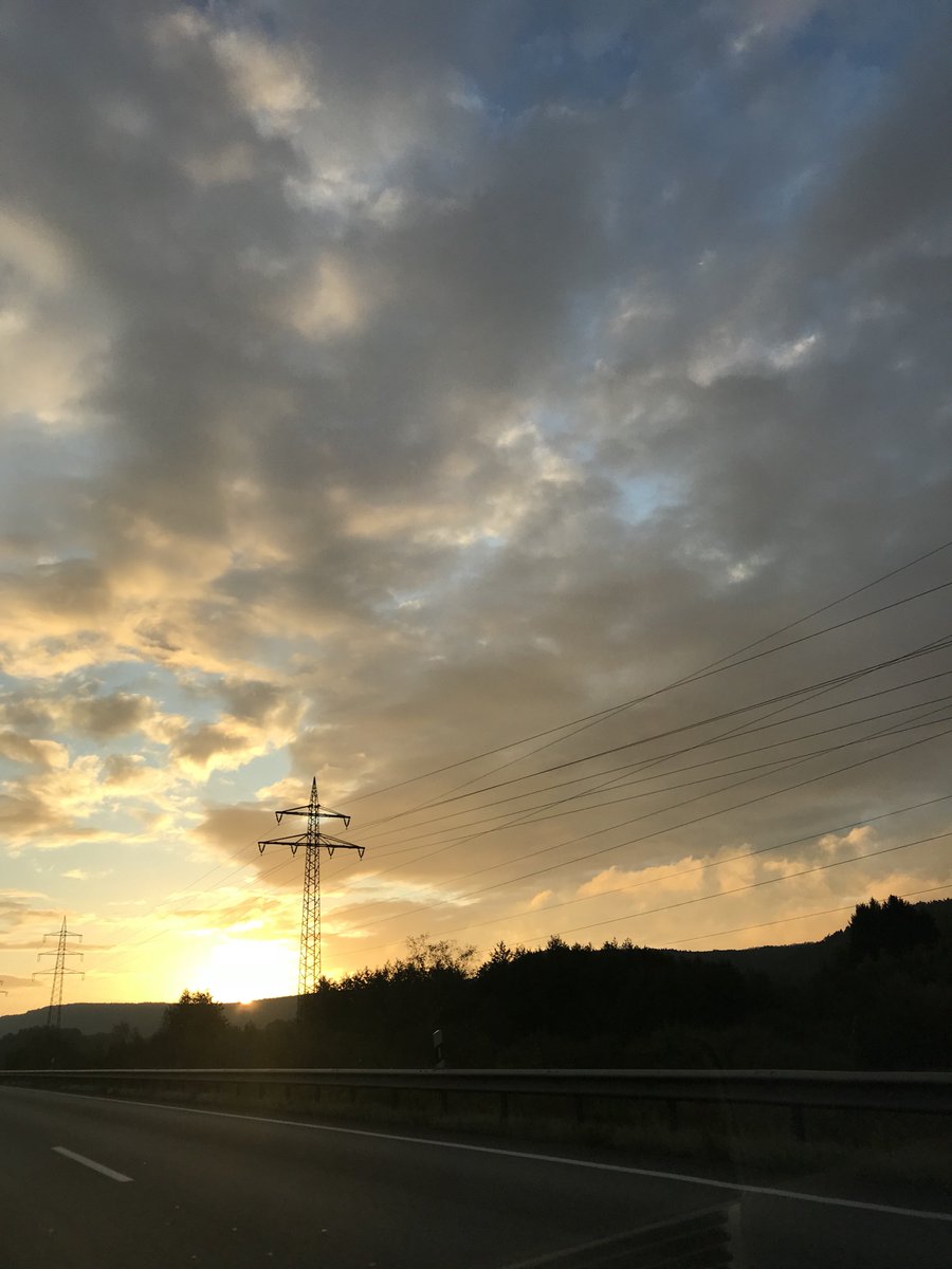 BSS_Bahnservice's tweet photo. Euch allen einen einen guten #START in den #Tag und ein schönes #Wochenende. #Lokführer #Wagenmeister #Triebfahrzeugführer https://t.co/ejiy4I3hew