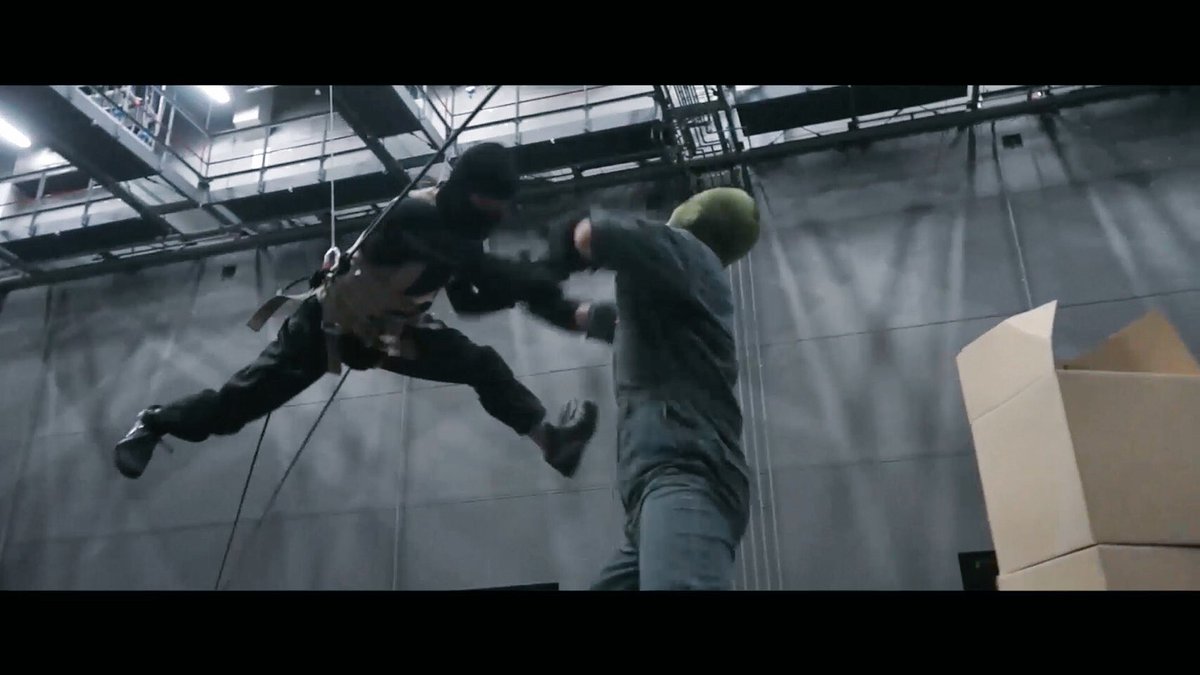 大内貴仁 亜人 公開中 今回は通常のアクション作り Ibmバトルのcgまわりの動きやアングルもvコンテベースだったのでアクション構築が難しかった ラストのibmアクションは少し省略されていますが 圭とのコンビネーションバトルは見所のひとつ 写真