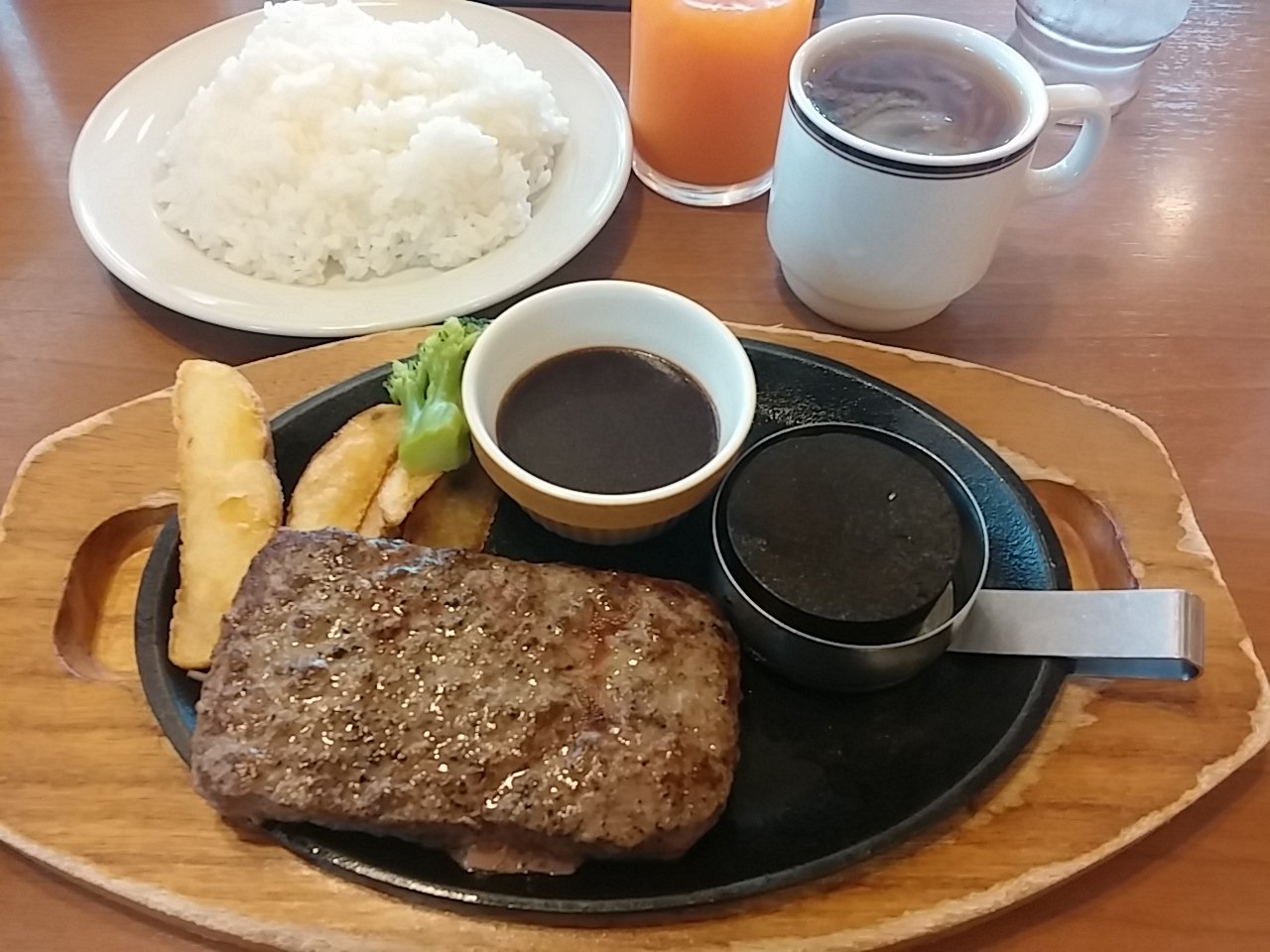 ももぞう 黒ラベル探検隊 在 Twitter 上 Coco S 三鷹上連雀店 さん ビーフハンバーグステーキランチ ライス無料大盛 プレミアムドリンクバー 100 ビーフの肉肉しい食べ心地は堪らないもの 傷心ながら今回も大変美味しく戴きました ココス三鷹上連雀