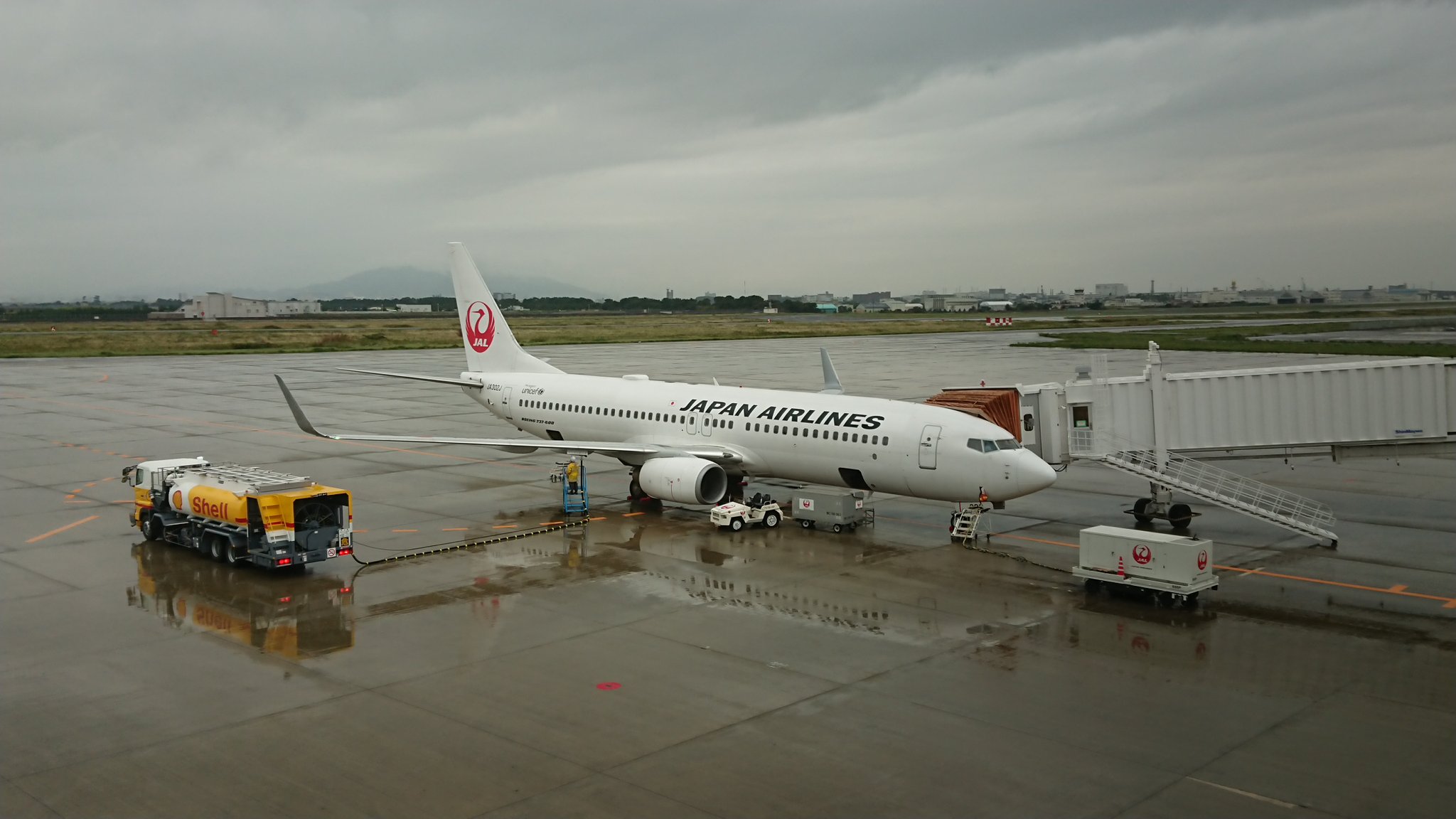 Lng Hu8j 改めて徳島阿波おどり空港よりｊａｌ４６０便にて東京 羽田空港 へ到着 関東の方でも雨降りなんだねぇ 何か雨降りと冷たい風が妙に物寂しい気持ちにしてくれるのは気のせいかな 羽田空港 からは第２ターミナル１８時１０分発の東京駅八重洲北口
