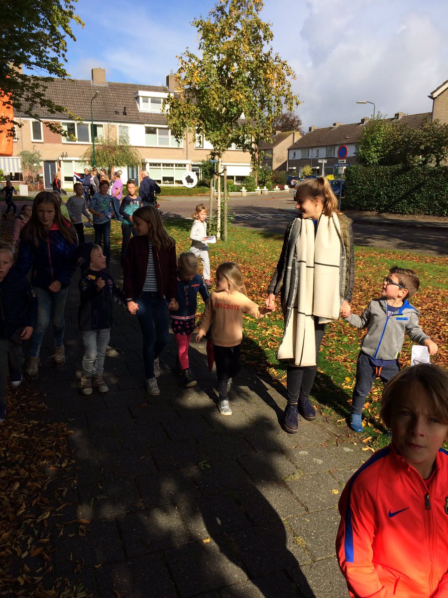 ODAschool's tweet photo. Vanmiddag de sponsorloop voor #hetvergetenkind. Het weer werkt in ieder geval mee. De kinderen doen het heel erg goed. https://t.co/otZsUmRJMb