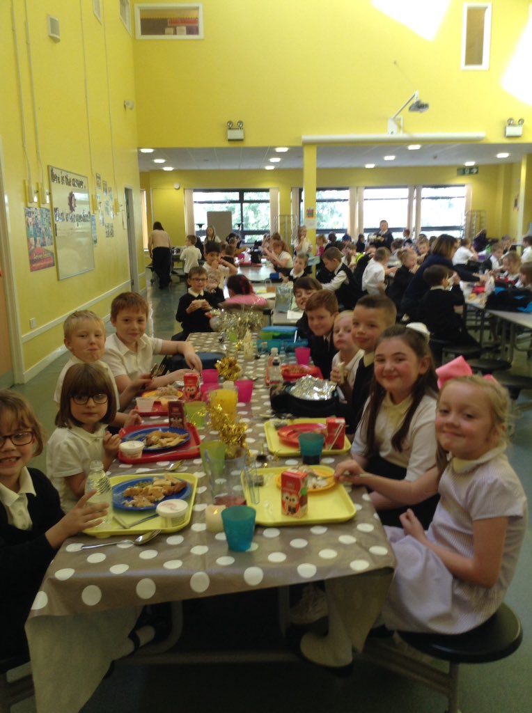 chapelhallPS's tweet photo. Well done to this weeks super table #goodmanners #supertable #smiles ππ https://t.co/d6kAZ0rhXi