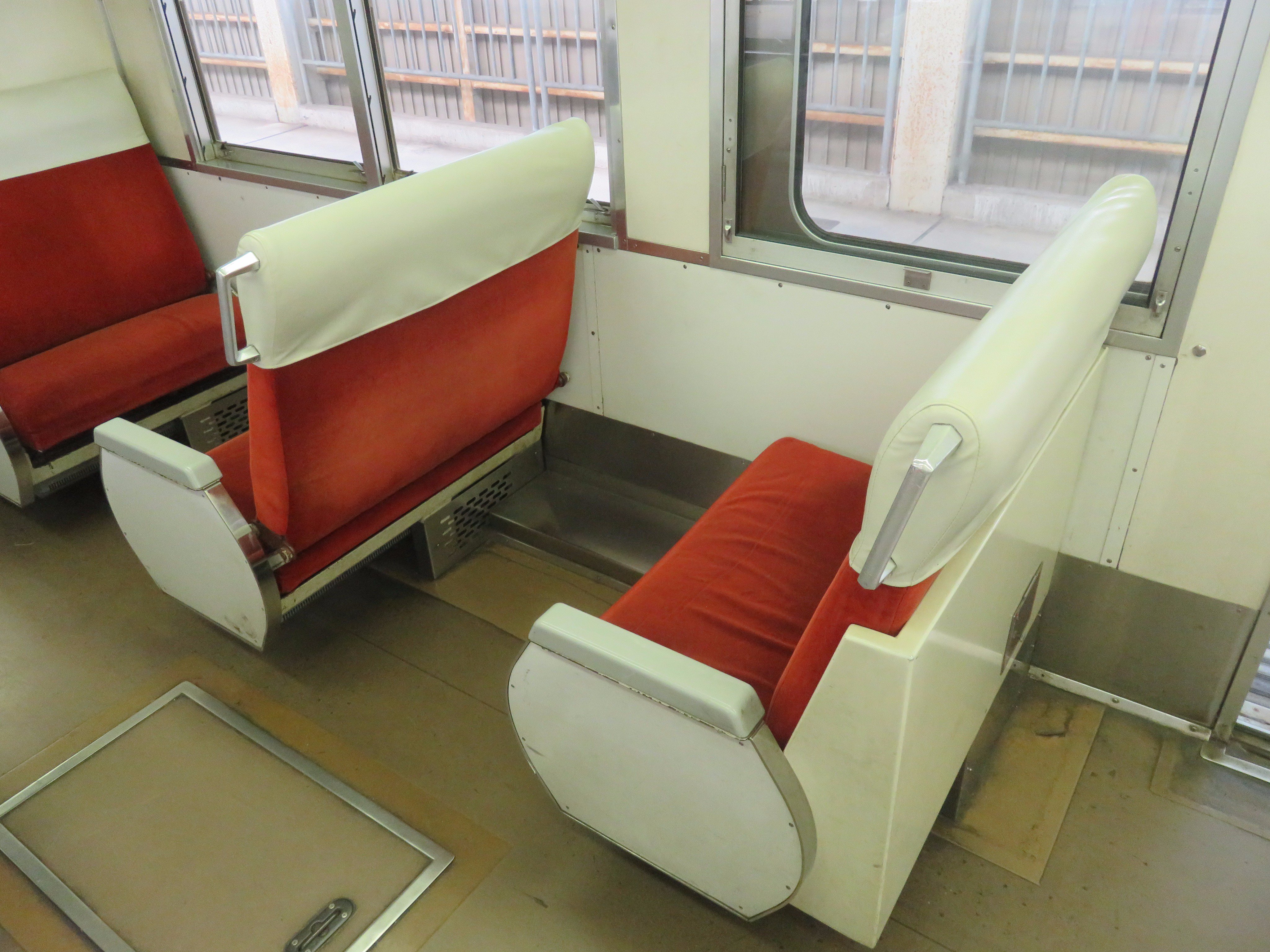 みやた 地鉄系の一部に連結側のロングシートをクロスシート化した 新幹線の簡易リクライニングシート設置からの再改造車 も含む 車両がありますが 見るからにシートピッチが広そうなので測ってみると戸袋側の9 10番は特に広くて新幹線の普通車を上回る
