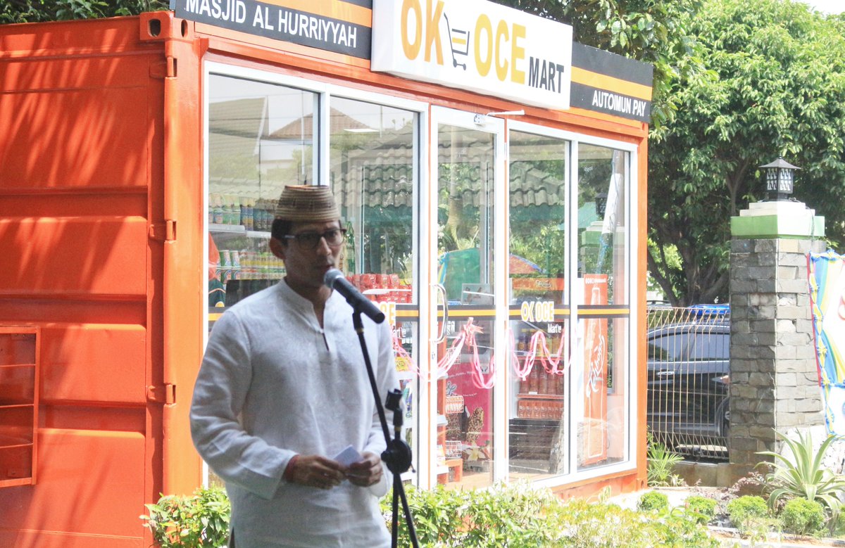 AMFatwa's tweet photo. Peresmian OKE OCE Mart di Masjid Al Huriyyah, Puri Indah oleh Bang @sandiuno, dimulai dgn salam, ditutup dgn doa, diakhiri makan bersama. https://t.co/BhDusvrnlK
