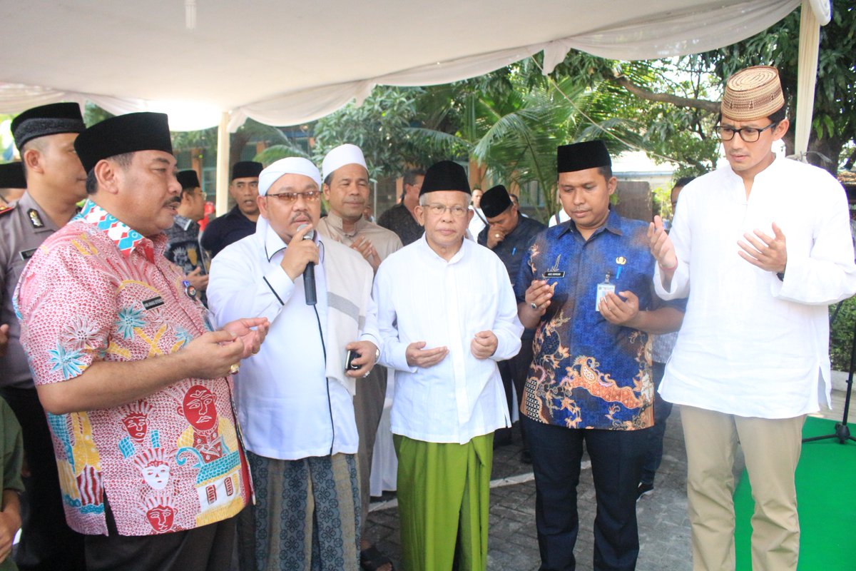 AMFatwa's tweet photo. Peresmian OKE OCE Mart di Masjid Al Huriyyah, Puri Indah oleh Bang @sandiuno, dimulai dgn salam, ditutup dgn doa, diakhiri makan bersama. https://t.co/BhDusvrnlK