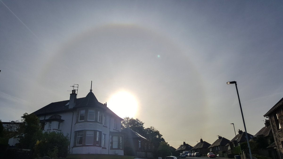 StephenAHenry's tweet photo. Sun #halo over #Midton #Gourock this morning @Mytownhomepage @discinverclyde @BBCWthrWatchers @StormHour @greenocktele @InverclydeOL https://t.co/EN25cKLtlP