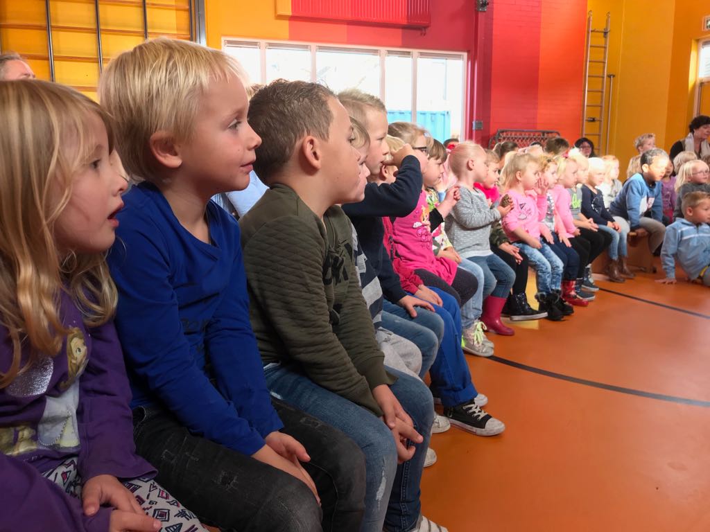 TinieSterenborg's tweet photo. Theater op Master Sperkhem.Bange Barend leert vliegen. Prachtig! https://t.co/5XfcxCcd5q