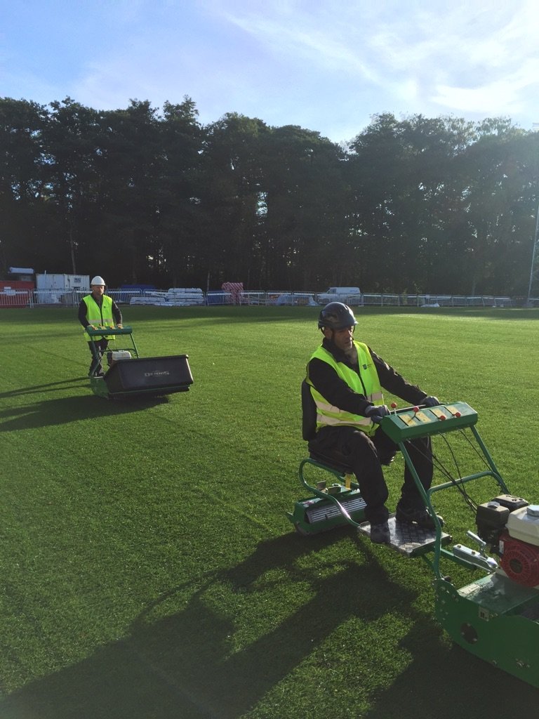 DanielPerkmar's tweet photo. Första klippningen med våra fantastiska cylinderklippare på hybridplanen @DennisMowers . Planen ser fantastisk ut. #passion #grönasidanupp https://t.co/l1qqXhX5ZR