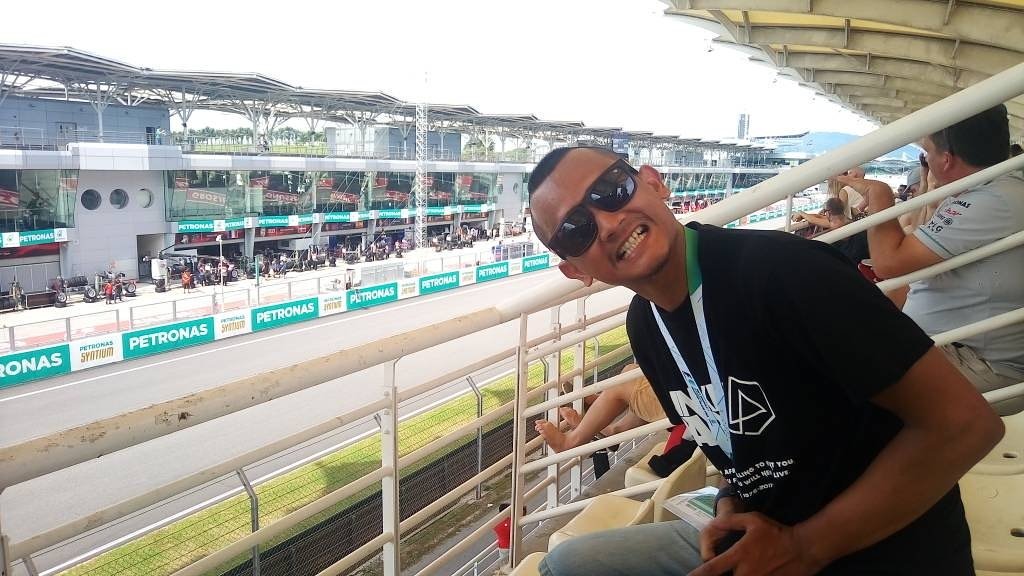 HeyPunkd's tweet photo. Saja throwback nak tayang dapat duduk grandstand 😄 #profilepic  baru https://t.co/Pe0qUPWjkI