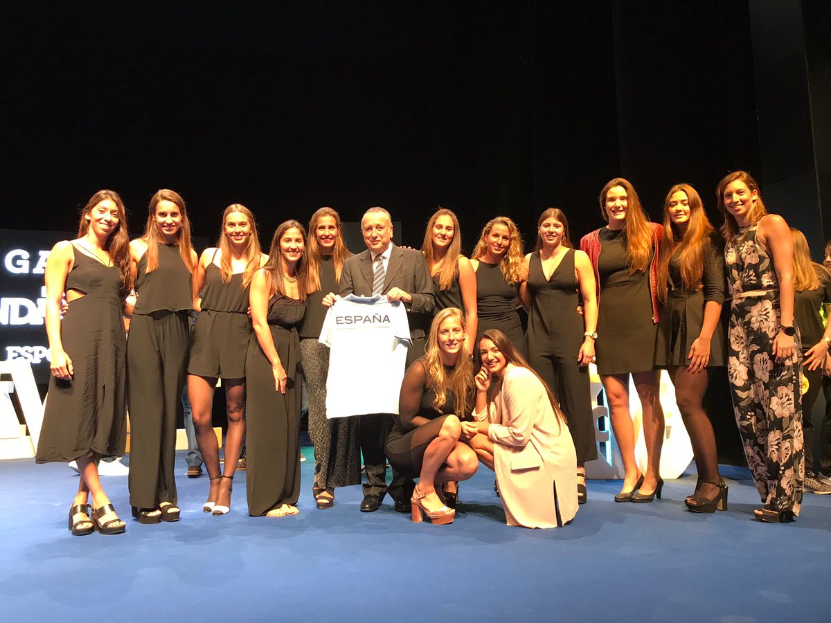 RFEN_Oficial's tweet photo. La Selección Femenina de Waterpolo, Subcampeona del Mundo, en la Gala Endavant del @VillarrealCF 🤽‍♀️
⏱️1:11:50 https://t.co/GRKS50OoXc https://t.co/LobpsczMmC