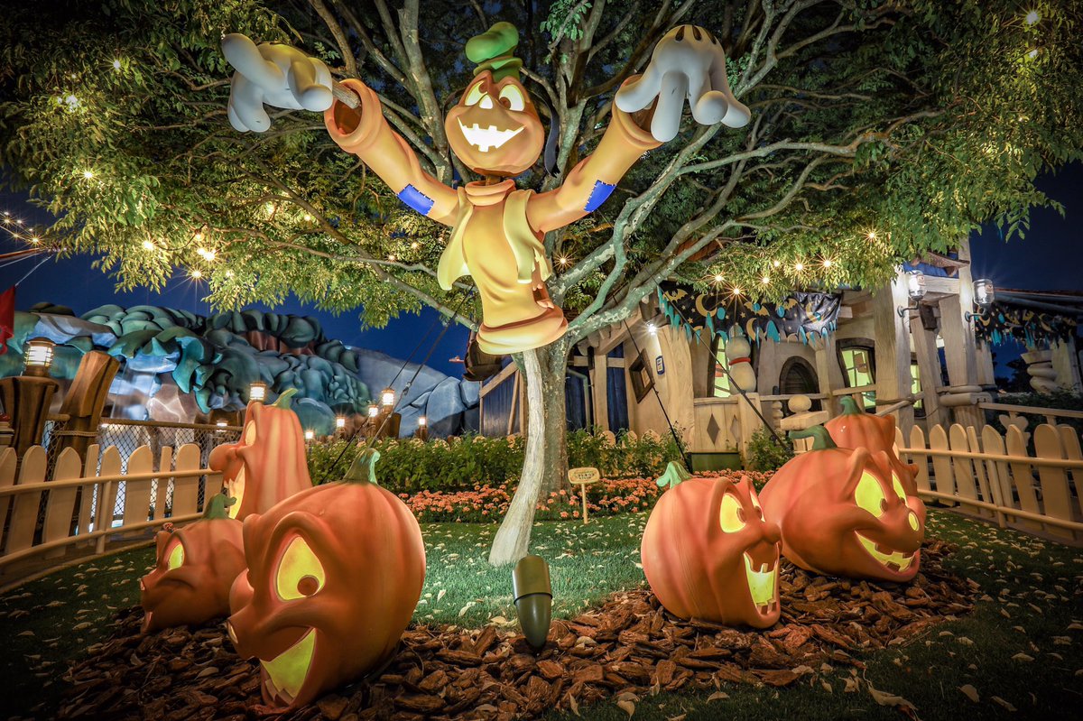 sakaatu2's tweet photo. ハロウィン飾りになった家 https://t.co/Qxj6c2Eaqo