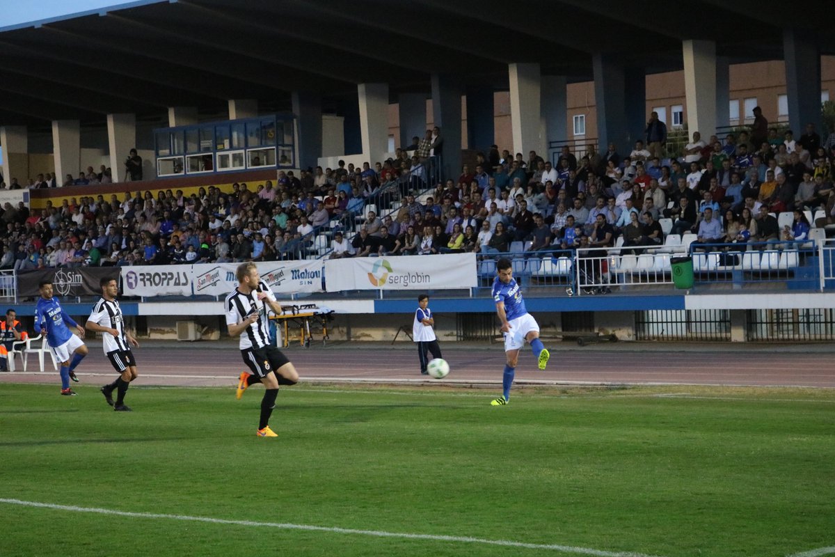UDMelilla's tweet photo. ⚠️RECUERDA⚠️

⚽️ Un año más, los futbolistas federados en Melilla podrán entrar al estadio con su respectivo carnet.

Este choque y todos.💙 https://t.co/lU4sjBtG8T