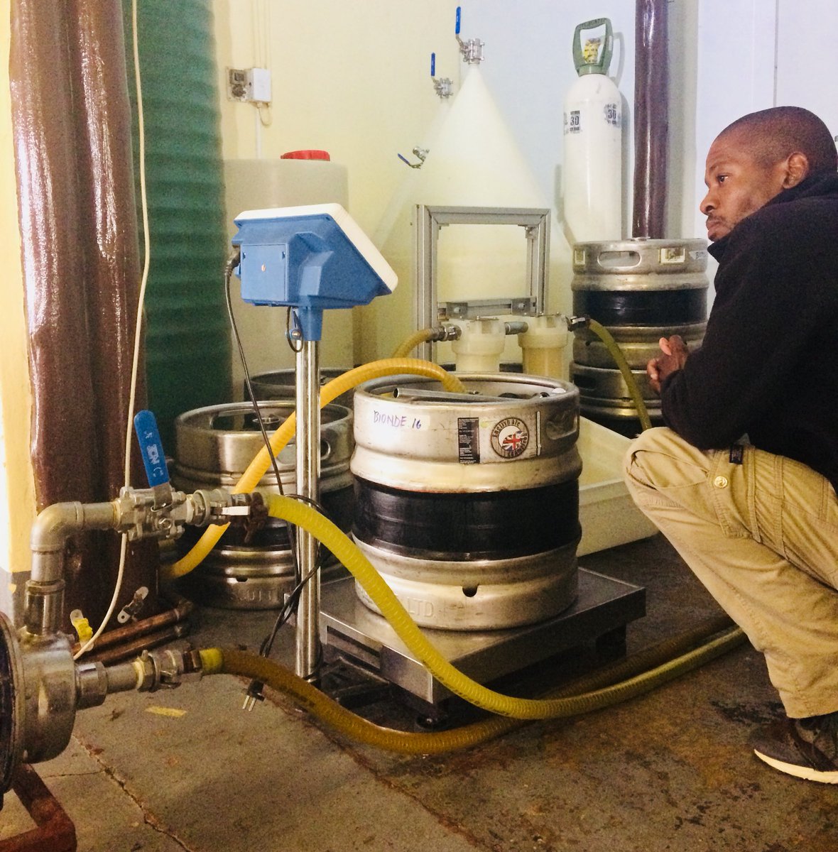 Kegging and carbonating a yummy #blondeale for you today! HAPPY FRIDAY BEERLOVERS!🍺 #craftbeer #beer #beerporn