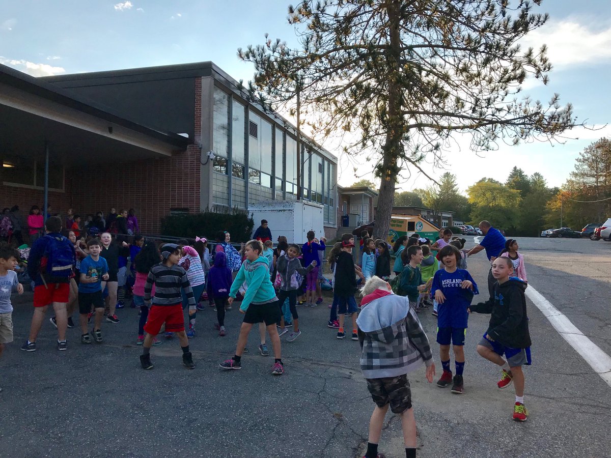 MindessClocker's tweet photo. Big dance party! #WeAreMindess #FamilyReconnectWeekend @ClockerTalk https://t.co/mocarNipQL