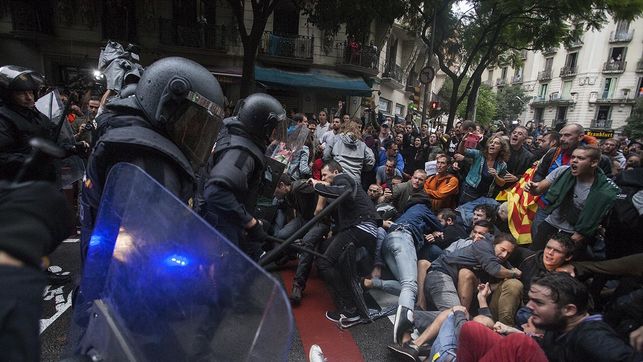 ÚLTIMA HORA | Un juez investiga a la Policía por lesionar a 130 personas en las cargas del 1-O eldiario.es/catalunya/poli…