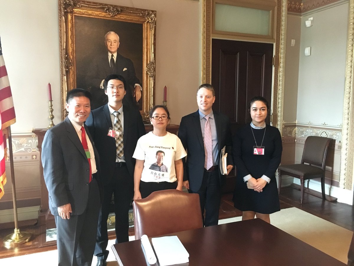 yanfangwang6's tweet image. 川普总统特别助理兼白宫国安委资深主任博明下午在白宫会见部分中国良心犯家属郑重说，促使这些良心犯获得自由是川普总统的优先课题。再次重申如果中方在美国领土上对家属家人们有任何威胁应该立即举报。伊力哈木女儿以及维权律师夏霖/江天勇以及唐荆陵律师的家属今天受邀接见。CECC2位主任也陪同