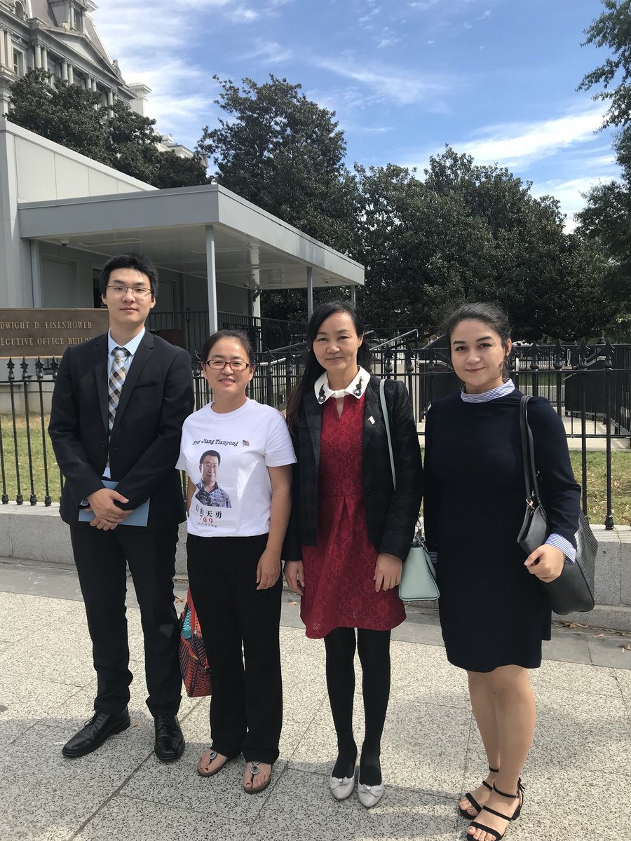 yanfangwang6's tweet image. 川普总统特别助理兼白宫国安委资深主任博明下午在白宫会见部分中国良心犯家属郑重说，促使这些良心犯获得自由是川普总统的优先课题。再次重申如果中方在美国领土上对家属家人们有任何威胁应该立即举报。伊力哈木女儿以及维权律师夏霖/江天勇以及唐荆陵律师的家属今天受邀接见。CECC2位主任也陪同