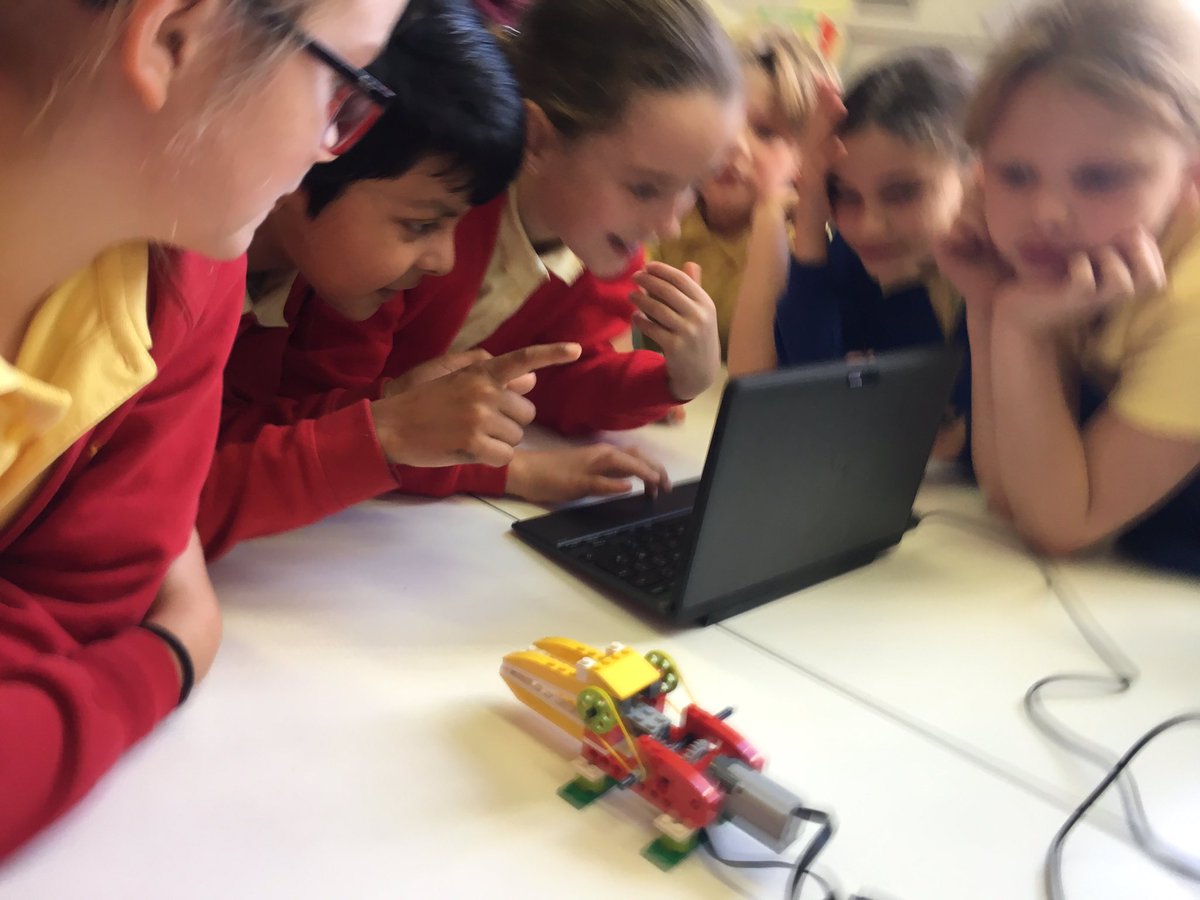 ST3AMCo's tweet photo. @GlobeSchool A WORLD FIRST: #HypedLoop and #ElonMust on a #CoCoCodeDay in London for #CodeEu17 with help from @GoogleEurope (see film above!!!) https://t.co/8rI5fgxBA8