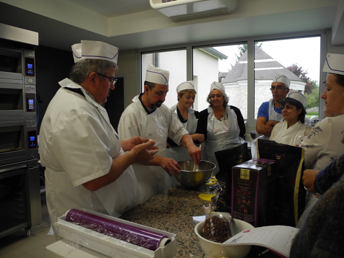 BTP_77's tweet photo. Merci à Pascal PINEAU maître artisan chocolatier qui a dévoilé quelques uns de ses secrets aux groupes Femmes &amp; Jeunes Dirigeants du @BTP_77 https://t.co/JPW218FR0b